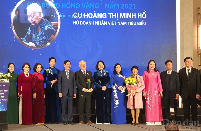 VCCI đã trân trọng trao bà Đặng Thị Ngọc Thịnh, Nguyên ủy viên Trung ương Đảng, Nguyên Phó Chủ tịch nước CH XNCN Việt Nam Kỷ niệm chương “Vì sự nghiệp phát triển doanh nghiệp Việt Nam”