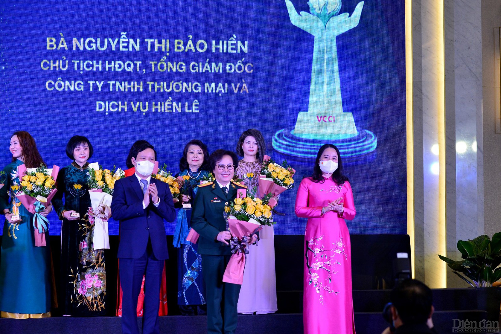 Bà Nguyễn Thị Bảo Hiền - Chủ tịch HĐQT, TGĐ Công ty TNHH Thương mại và Dịch vụ Hiền Lê là doanh nhân nữ của Hiệp hội Doanh nhân Cựu chiến binh được trao Cúp Bông hồng Vàng