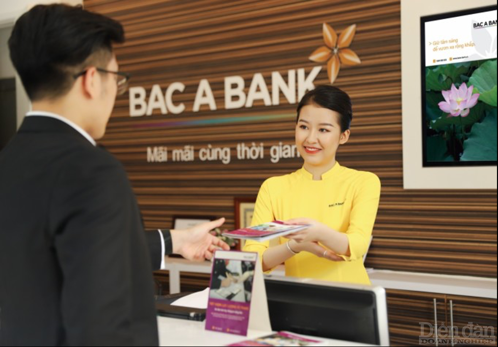 Cán bộ BAC A BANK tư vấn sản phẩm bảo hiểm cho khách hàng