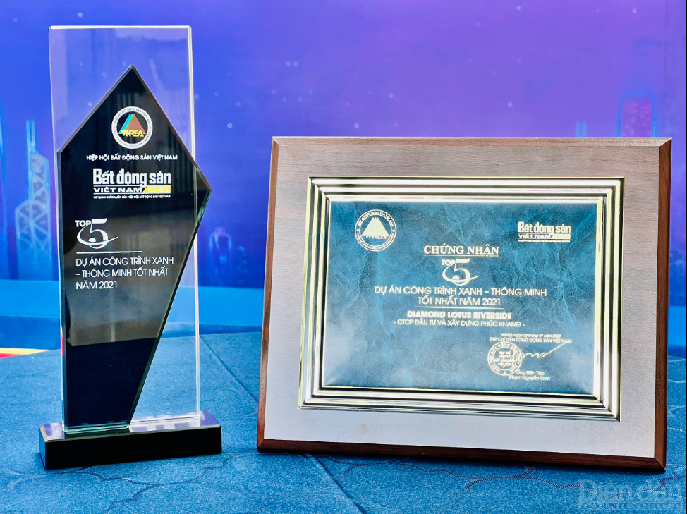 Cúp và chứng nhận danh hiệu Top 5 dự án công trình xanh – thông minh tốt nhất năm 2021 cho Diamond Lotus Riverside của Phuc Khang Corporation