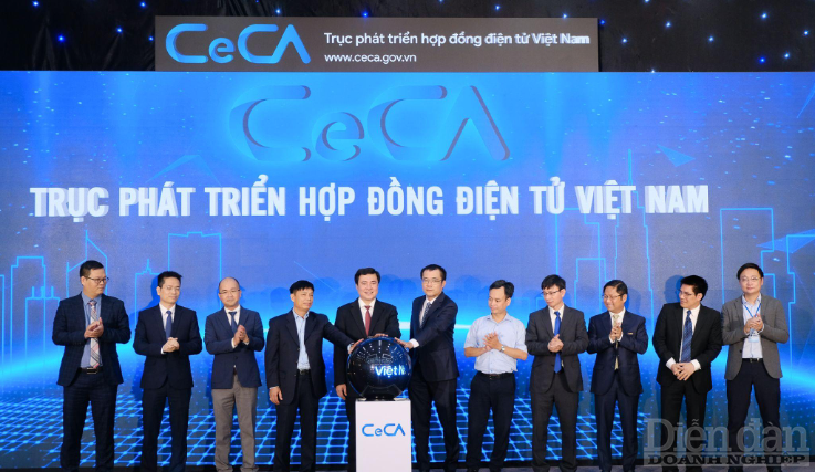 Ông Dương Dũng Triều, Chủ tịch công ty TNHH Hệ thống Thông tin FPT (thứ 6 từ trái sang) tham gia Lễ công bố Trục phát triển hợp đồng điện tử Việt Nam