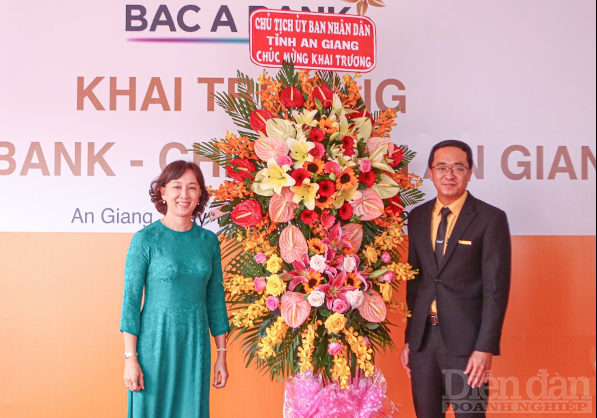 Giám đốc Chi nhánh đón nhận lẵng hoa chúc mừng từ Lãnh đạo tỉnh An Giang