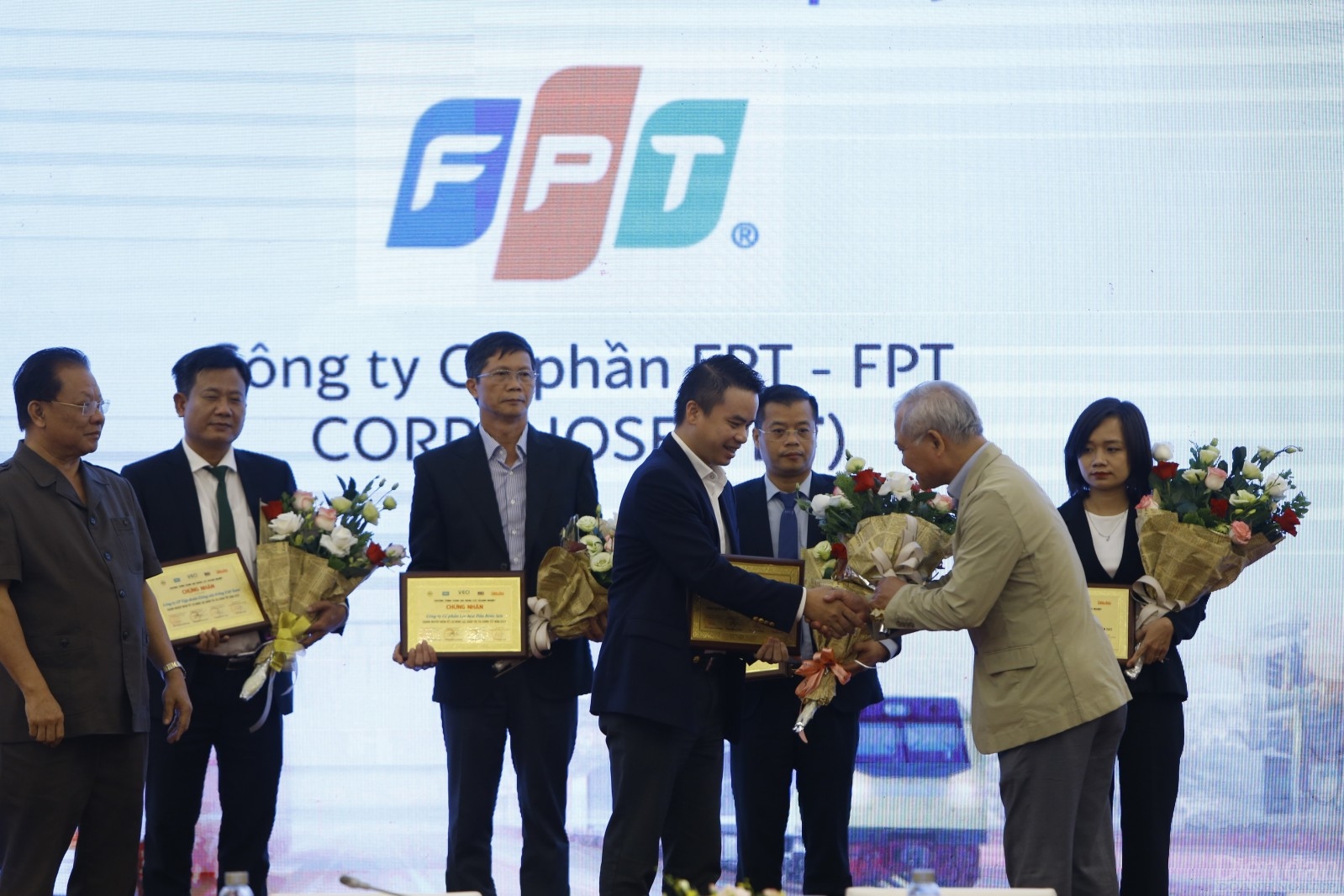 PGS.TS Nguyễn Mạnh Quân - Viện trưởng Viện Nghiên cứu và Phát triển Doanh nghiệp chúc mừng Công ty Cổ phần FPT
