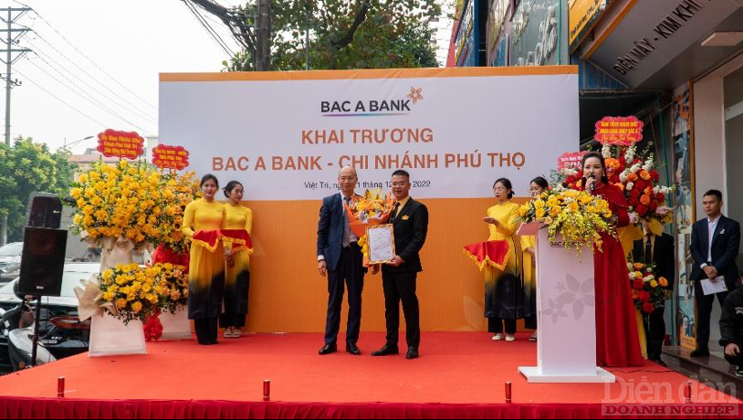Ông Chu Nguyên Bình, Phó TGĐ BAC A BANK trao quyết định thành lập cho Giám đốc CN Phú Thọ