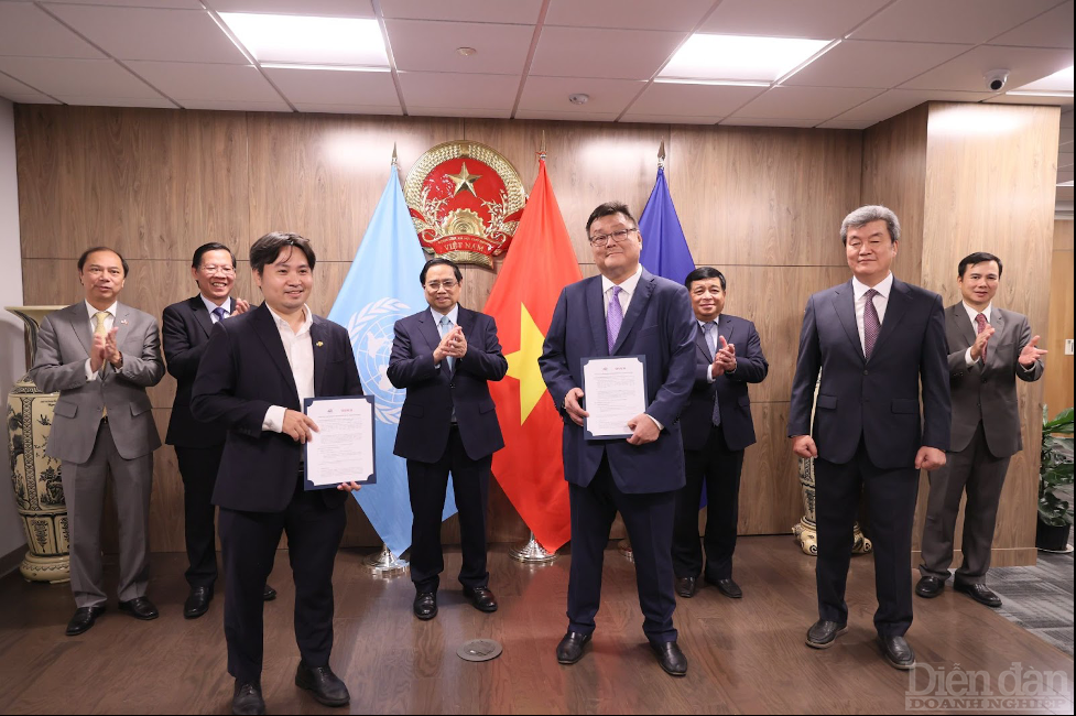 Ông Nguyễn Vinh Quang - Giám đốc Công ty Cổ phần Bán dẫn FPT - FPT Semiconductor JSC (hàng trên bên trái) nhận biên bản hợp tác với đại diệnp/Công ty Silvaco (Mỹ)
