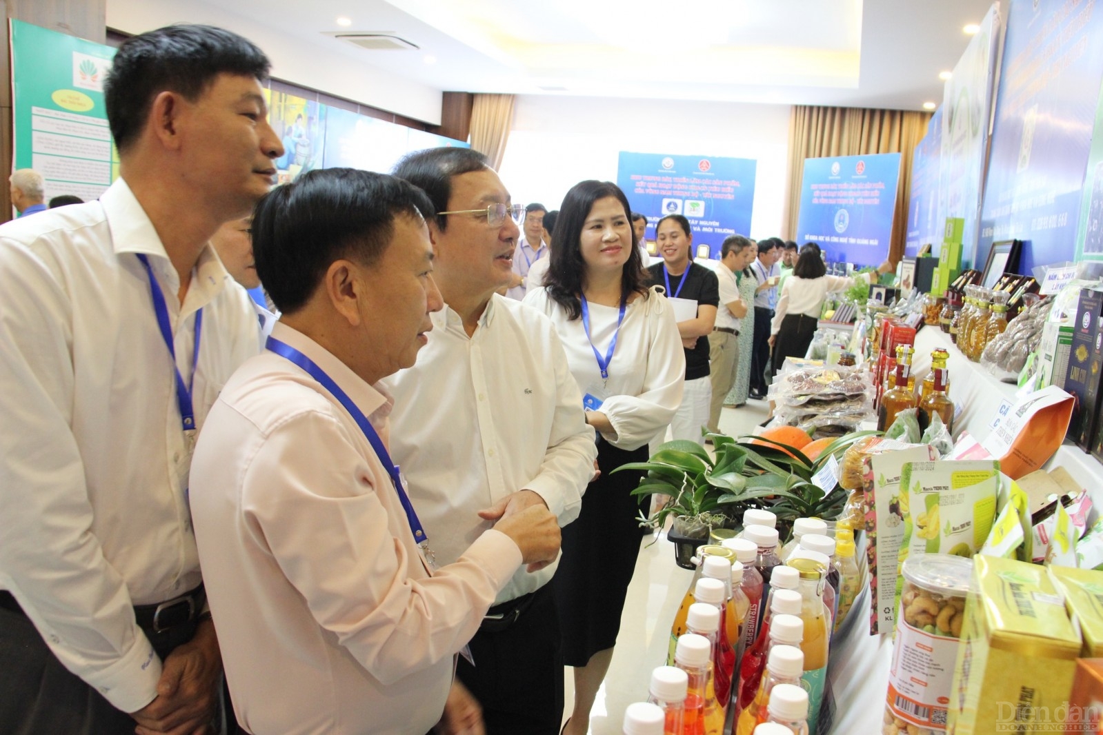 Bộ trưởng Bộ KH&CN Huỳnh Thành Đạt và các lãnh đạo tham quan các gian hàng trưng bày sản phẩm KH&CN của 12 Sở KH&CN vùng NTB&TN
