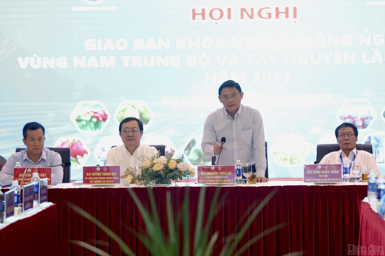 Bộ trưởng Bộ KH&CN Huỳnh Thành Đạt, Phó Chủ tịch Thường trực UNBD tỉnh Đắk Lắk Đinh Khắc Tuấn và các đại biểu tại hội nghị