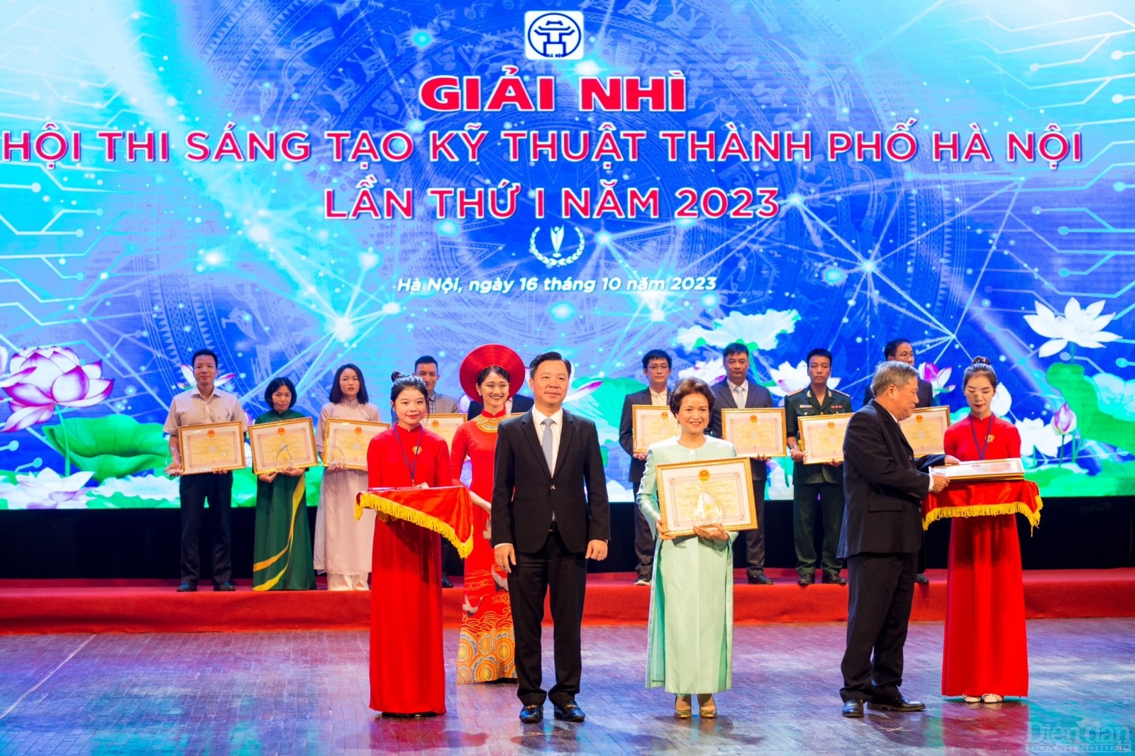 ThS.DS. Nguyễn Thị Hương Liên, Phó Chủ tịch cty cổ phần Sao Thái Dương nhận giải thưởng