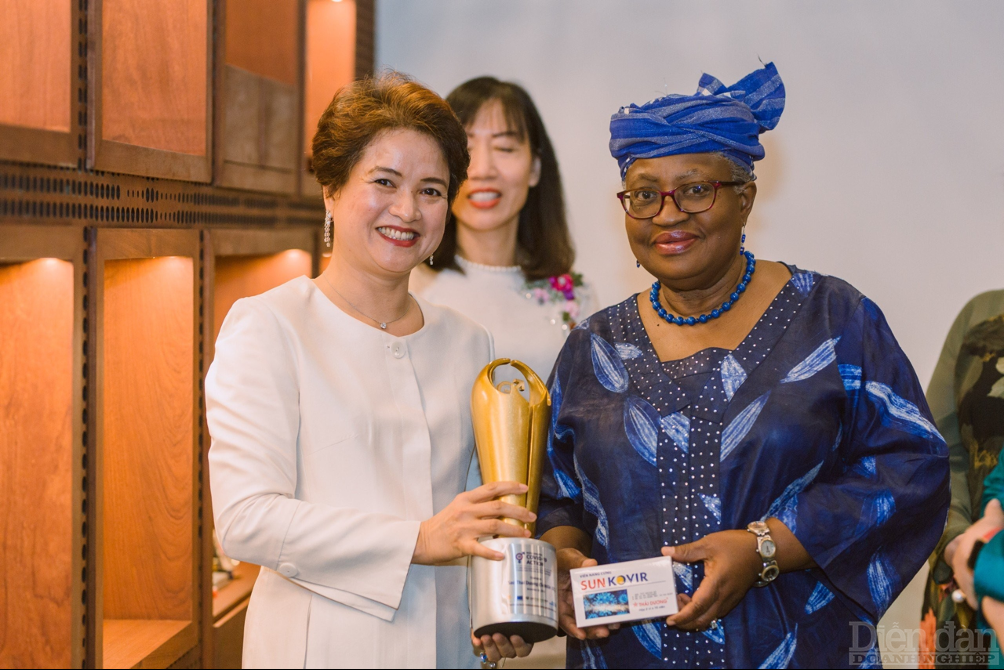 Bà Tổng giám đốc WTO, Tiến sĩ Ngozi Okonjo - Iweala và Ths. Ds. Nguyễn Thị Hương Liên tại Không gian Thảo dược Sao Thái Dương