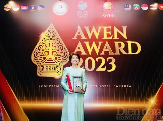 ThS.DS Nguyễn Thị Hương Liên – Phó CT HĐQT Cty CP Sao Thái Dương nhận được giải thưởng AWEN Award