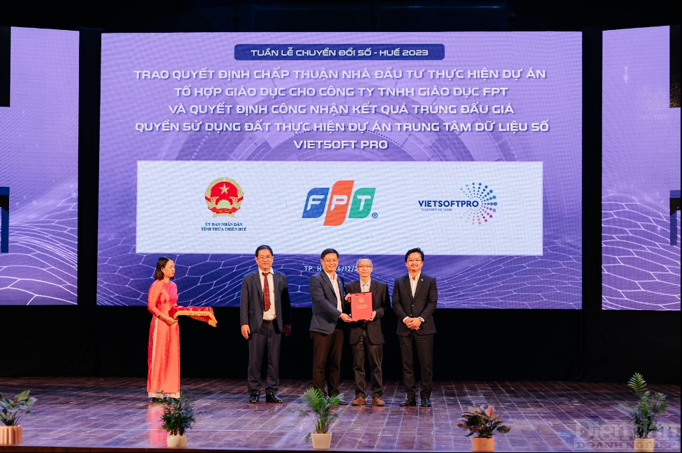 Nguyễn Khắc Thành, Hiệu trưởng Trường Đại học FPT (thứ hai từ trái qua)p/nhận giấy chứng nhận đầu tư xây dựng dự án tổ hợp giáo dục quy mô gần 20 ngàn người học.