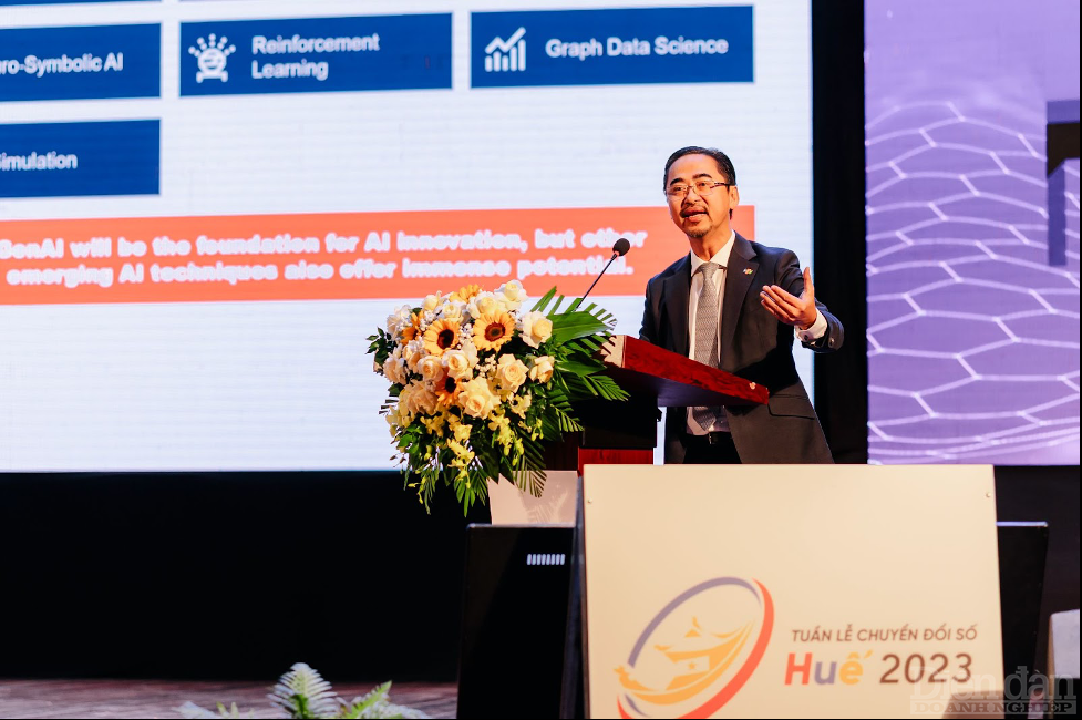 Ông Phan Thanh Sơnp/- Phó Chủ tịch điều hành - Giám đốc phát triển kinh doanh - Công ty Hệ thống Thông tin FPT chia sẻ tham luận về chủ đề “AI: cơ hội, thách thức và xu hướng khai thác dữ liệu số”.