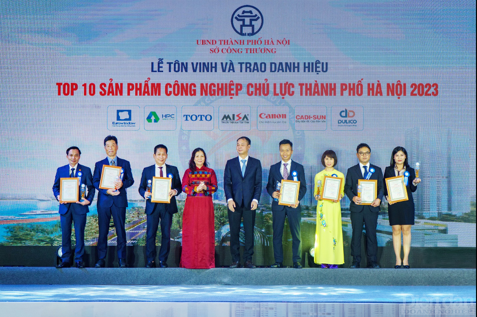 Ông Nguyễn Thanh Trình - Đại diện Công ty CP Eurowindow (ngoài cùng bên trái ảnh) đón nhận Cúp, chứng nhận TOP 10 Sản phẩm Công nghiệp chủ lực TP Hà Nội năm 2023.