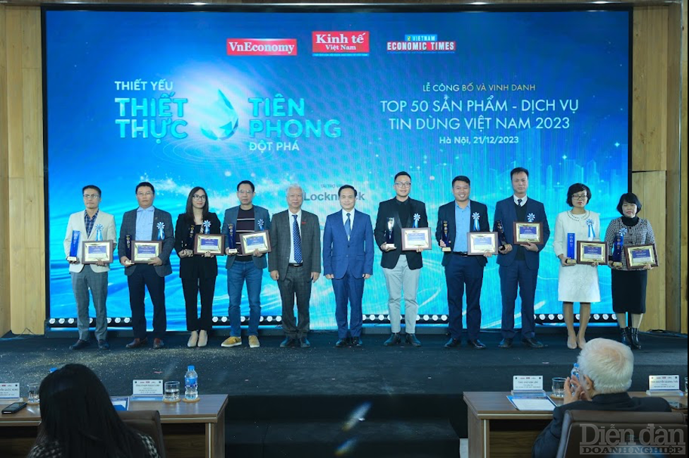 Ảnh – Ông Trần Kim Ngọc – Đại diện Công ty CP Eurowindow (thứ hai từ trái sang) và các đơn vị đón dự nhận cúp, chứng nhận TOP 10 Sản phẩm tin dùng ngành Vật liệu xây dựng, nội – ngoại thất năm 2023.