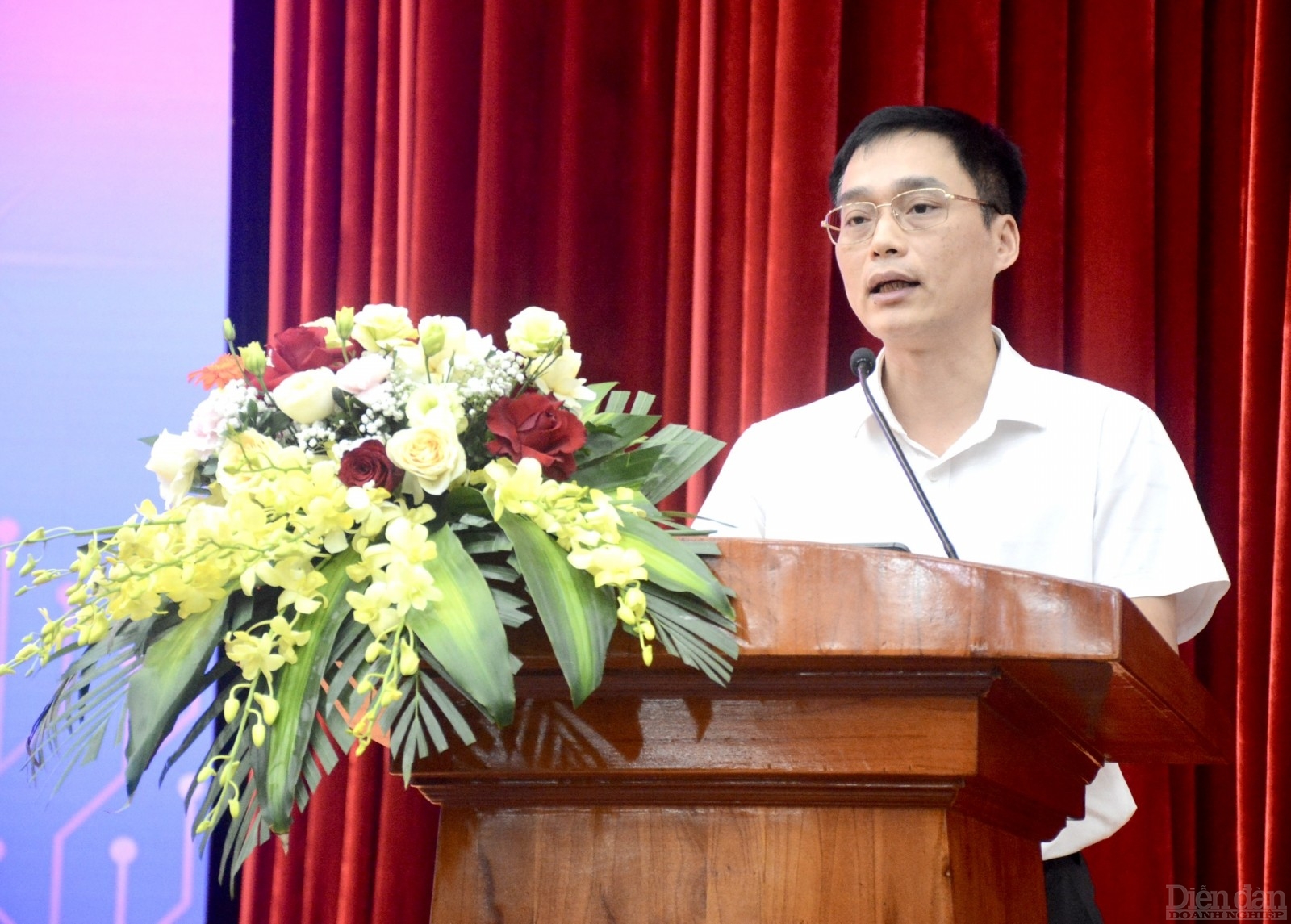 Ông Nguyễn Hoàng Cương, Trưởng ban công nghệ bán dẫn Tập đoàn Viettel trình bày tham luận: “Định hướng phát triển công nghệ bán dẫn tại Tập đoàn Viettel”.