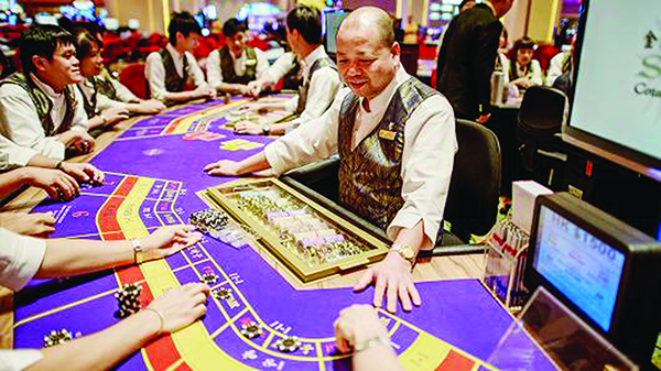 p/Năm 2017, lợi nhuận từ kinh doanh casino của Macau là 35 tỷ USD, lớn nhất thế giới, thu hút 32 triệu khách du lịch.p/Ảnh:p/AFP