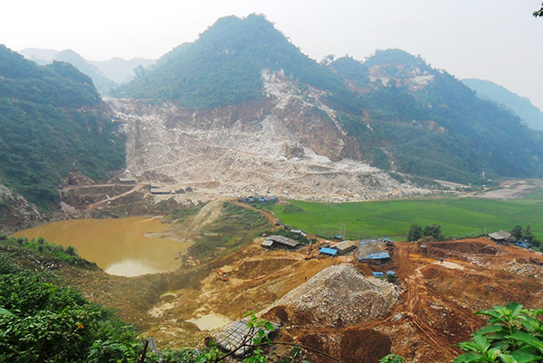 p/Những điểm mỏ khai thác khoáng sản trên địa bàn huyện Quỳ Hợp đang có nguy cơ “bức tử” môi trường.