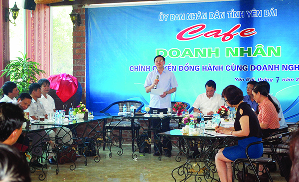 p/Ông Vũ Xuân Sáng - Giám đốc Sở Kế hoạch - Đầu tư Yên Bái trả lời các kiến nghị của doanh nghiệp tại buổi Cafe doanh nhân thường kỳ.
