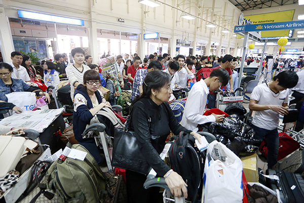 p/Sân bay Tân Sơn Nhất hiện đang quá tải trầm trọng. Ảnh: Quốc Tuấn