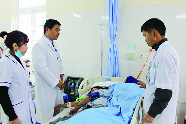 p/Bs Trịnh Xuân Trường, Giám đốc Bệnh viện (bên trái) cùng các y, bác sỹ thăm khám cho bệnh nhân.