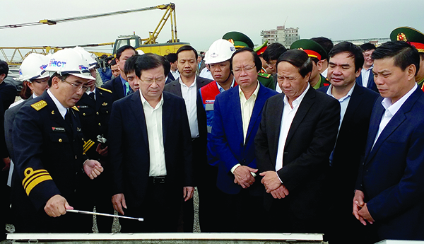 p/Phó Thủ tướng Trịnh Đình Dũng kiểm tra tiến độ xây dựng Cảng cửa ngõ quốc tế tại Lạch Huyện