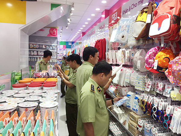 p/Chi cục QLTT TP Hồ Chí Minh kiểm tra hệ thống cửa hàng Con Cưng. Ảnh: Nguyễn Hải