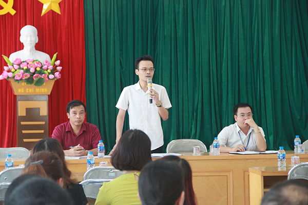 p/Chủ tịch UBND phường Yết Kiêu, TP Hạ Long - ông Nguyễn Thành Đức đối thoại với các DN để giải đáp liên quan đến kiến ghị về giá dịch vụ thu gom, vận chuyển, xử lý rác thải sinh hoạt.