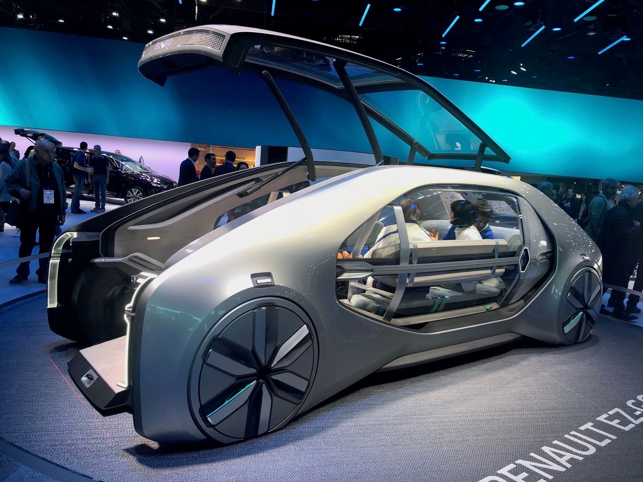 Đây còn là sân khấu để các hãng xe viết nên câu chuyện tương lai khi giới thiệu mẫu xe theo xu hướng futuristic - các mẫu xe tự hành, sử dụng công nghệ AI.