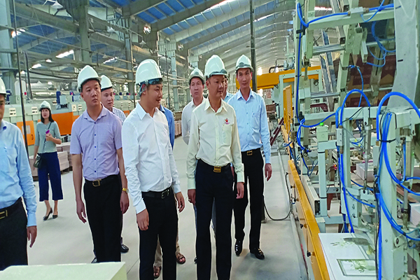 p/Hội DNT tham quan dây truyền sản xuất nhà máy Vicenza tại Thanh Hóa.