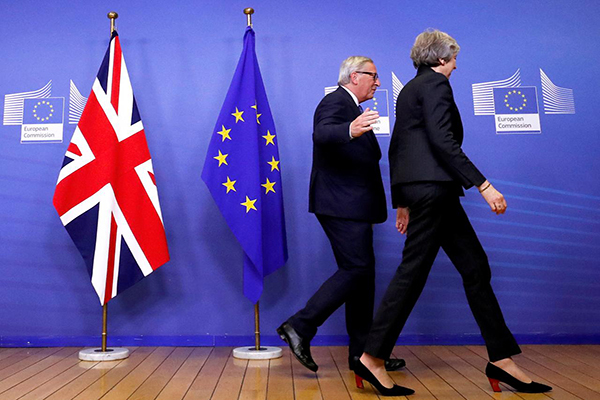  Ngày 25/11 vừa qua, lãnh đạo các nước thành viên EU đã chính thức thông qua dự thảo thỏa thuận Brexit. (Thủ tướng Anh Theresa May (trái) trong cuộc gặp Chủ tịch Ủy ban châu Âu (EC) Jean-Claude Juncker tại Brussels (Bỉ) ngày 17/10/2018. Ảnh: REUTERS)