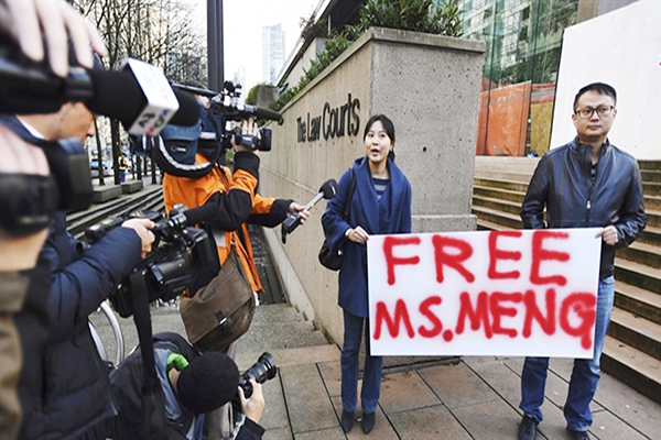 p/Việc bà Mạnh Vãn Chu, Phó chủ tịch Huawei bị bắt giữ có liên quan nhất định đến kế hoạch hoãn chiến lược “Made in China 2025” của Trung Quốc. (Những người ủng hộ bà Mạnh mang biểu ngữ đòi trả tự do cho bà trước tòa án ở Vancouver - Ảnh: AP)