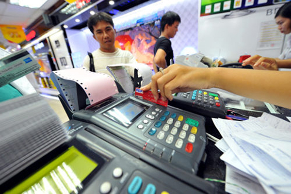 p/Dự kiến đến năm 2020, 70 triệu thẻ ATM sẽ được chuyển sang thẻ chip.p/Ảnh: THANH ĐẠM