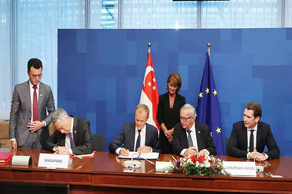  Thủ tướng Singapore Lý Hiển Long (thứ 2 từ trái sang) ký kết Hiệp định thương mại tự do EU-Singapore với Chủ tịch Hội đồng Châu Âu Donald Tusk