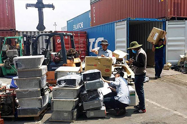  Nhiều lô hàng phế liệu tồn đọng tại cảng Cát Lái. Ảnh: Ngô Bình