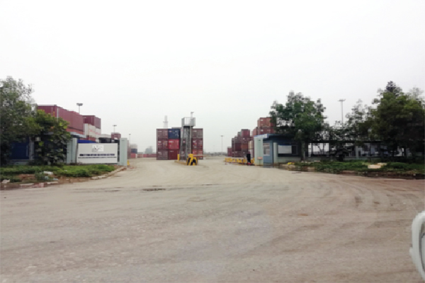 p/Cảnh vắng lặng tại bãi container Vietsun 