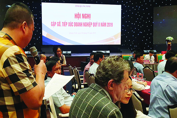 p/Ông Bùi Công Hoan, đại diện chi Hội tàu du lịch Hạ Long kiến nghị về những khó khăn của các doanh nghiệp kinh doanh tàu du lịch tại Hội nghị Gặp gỡ các doanh nghiệp quý II/2019.