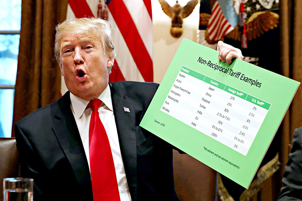 p/Tổng thống Mỹ Donald Trump tuyên bố tăng thuế nhập khẩu từ 10% lên 25% đối với hàng hóa Trung Quốc vào ngày 10/5. (Tổng thống Donald Trump giơ bảng minh họa thuế trong Phòng họp Nội các tại Nhà Trắng. Ảnh: AP)p/