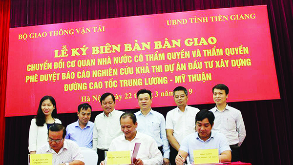 p/Thứ trưởng Bộ GTVT Nguyễn Nhật và Phó chủ tịch UBND tỉnh Tiền Giang Phạm Anh Tuấn (trái) và doanh nghiệp dự án ký biên bản bàn giao.