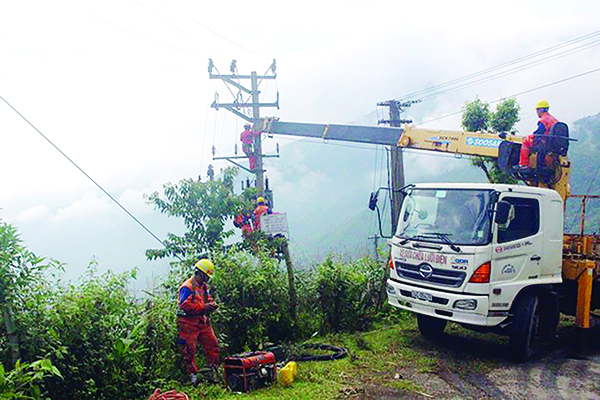 p/Hành trình kéo điện lên vùng cao của người thợ điện Lào Cai tới xã Phìn Ngan.