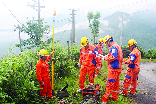 p/Nhiều đoạn đường xấu, công nhân Điện lực Bát Xát đi bộ vào thôn Sùng Vui, để sửa chữa sự cố lưới điện