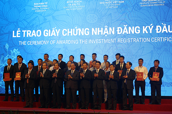 p/Thủ tướng Chính phủ Nguyễn Xuân Phúc chứng kiến lễ trao Giấy chứng nhận đăng ký đầu tư cho các nhà đầu tư tại Hội nghị xúc tiến đầu tư tỉnh Quảng Bình năm 2018.