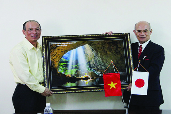 p/Ông Hồ Thanh Vân (bên trái), Giám đốc Trung tâm tặng bức ảnh Hang Sơn Đoòng cho Ngài Joba Isamu – Nghị trưởng tỉnh Hyogo, Nhật Bản