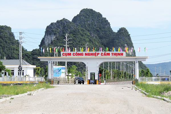 p/CCN Cẩm Thịnh (Cẩm Phả, Quảng Ninh) ôm sát nhiều đảo nhỏ nơi cửa vịnh như Hòn Lưới, Hòn Chỏm Ngoài...