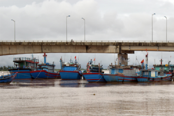 p/Bến neo tàu dưới chân cầu Cửa Việt (Gio Linh - Quảng Trị).