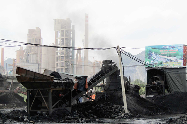p/Quá trình sàng tuyển than phát tán bụi khủng khiếp tại bãi Đức Dương (thị trấn Minh Tân, huyện Kinh Môn, Hải Dương)