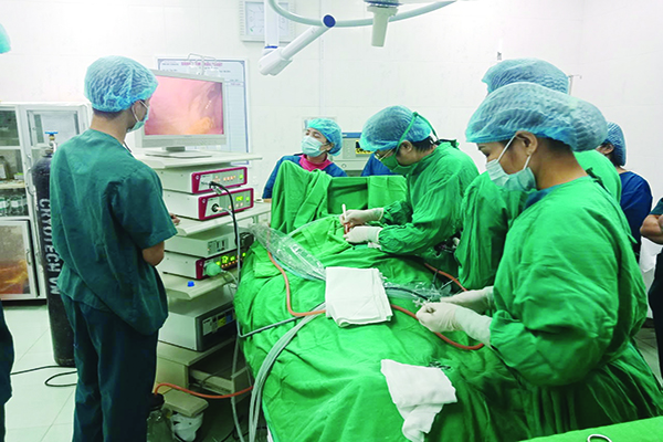 p/Trung tâm Y tế huyện Than Uyên làm chủ kỹ thuật phẫu thuật nội soi ổ bụng.