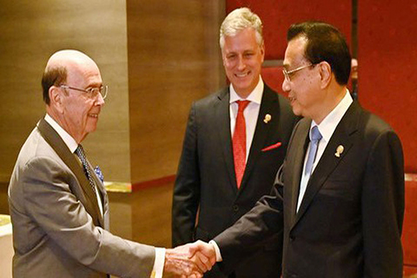 p/Trung Quốc đang cân nhắc địa điểm cho một cuộc gặp giữa Chủ tịch Tập Cận Bình và Tổng thống Donald Trump để ký thỏa thuận thương mại Trung - Mỹ giai đoạn 1. (Từ trái qua: Bộ trưởng Bộ Thương mại Mỹ Wilbur Ross, cố vấn an ninh quốc gia Mỹ Rober O'Brien, và Thủ tướng Trung Quốc Lý Khắc Cường trong cuộc gặp sáng 5/11 tại Bangkok, Thái Lan - Ảnh: Getty)