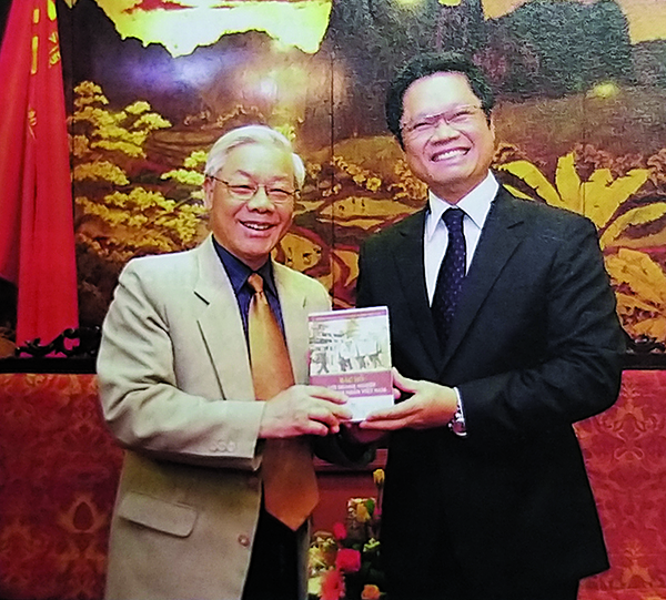 TS Vũ Tiến Lộc - Chủ tịch VCCI trao tặng Tổng Bíp/thư - Chủ tịch nướcbr class=