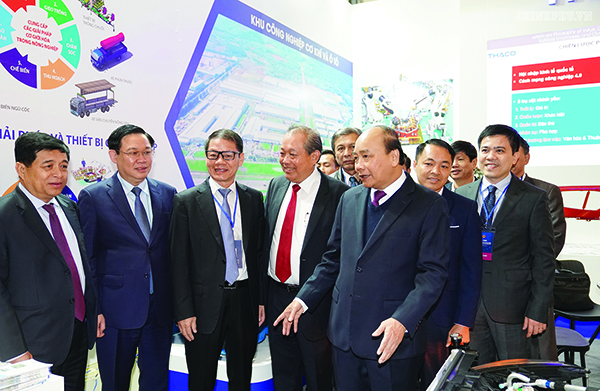 Thủ tướng Nguyễn Xuân Phúc cùng các đại biểu thăm các gian hàng triển lãm bên ngoài Hội nghị Thủ tướng Chính phủ với doanh nghiệp.