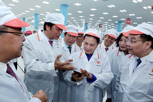 Chủ tịch Quốc hội Nguyễn Thị Kim Ngân cùng các đại biểu thăm quan Nhà máy sản xuất thiết bị điện tử thông minh VinSmart.